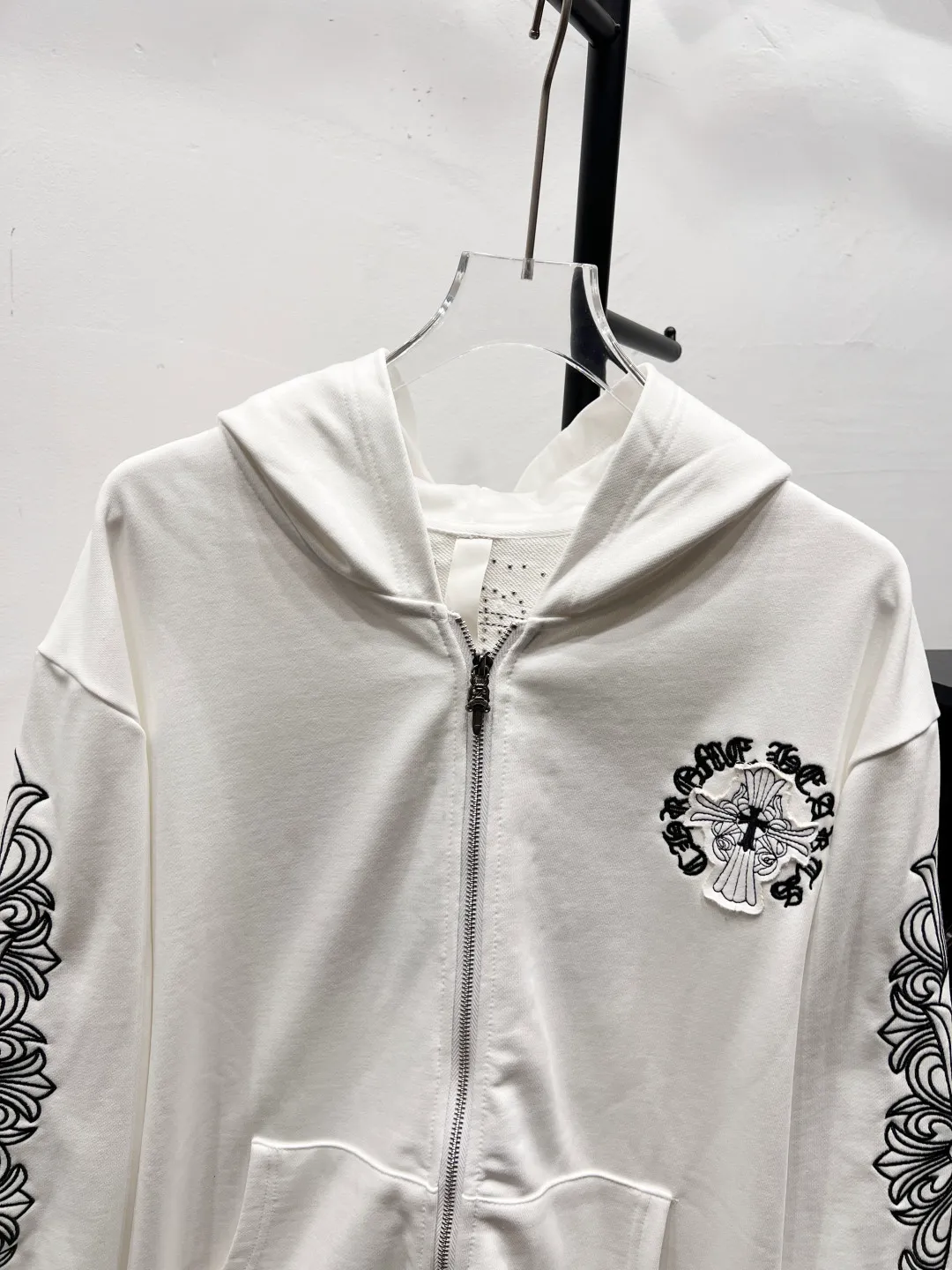 P320 Luxury 𝐂𝐡𝐫𝐨𝐦𝐞 𝐇𝐞𝐚𝐫𝐭𝐬/Cro Xin 2025 Pearl Cross Fully Embroidered New Original Counter High Street Style Jacket Top Version! Customized 420g heavyweight pure cotton fabric! High street style pearl cross all over embroidery + complex pattern embroidery on the sleeves + all embroidery is covered with rubber! Top products from the counter. The upper body is comfortable and textured. It has a low-key luxury feel. The outfit shows high-end taste. The large-cut tailoring is neat and elegant. The sophistication of the upper body is directly impressive👍High-end materials. High-quality cotton materials are selected✂️Outstanding quality. Special processing technology makes the body shape crisp and skin-friendly! No matter your figure, your upper body can instantly become a fashion icon, full of luxury. Accessories: Original molded leather collar label, authentic original hangtag + matching sling + 3D hanging beads + original packaging bag. Craftsmanship: The original version has consistent wiring! Detailed alignment process, highest degree of restoration! Multiple pattern making and debugging, 100% replica of the authentic quality! The correct version is the same for men and women. It is eye-catching, looks great and has full aura! Size: S M L Color: White Black